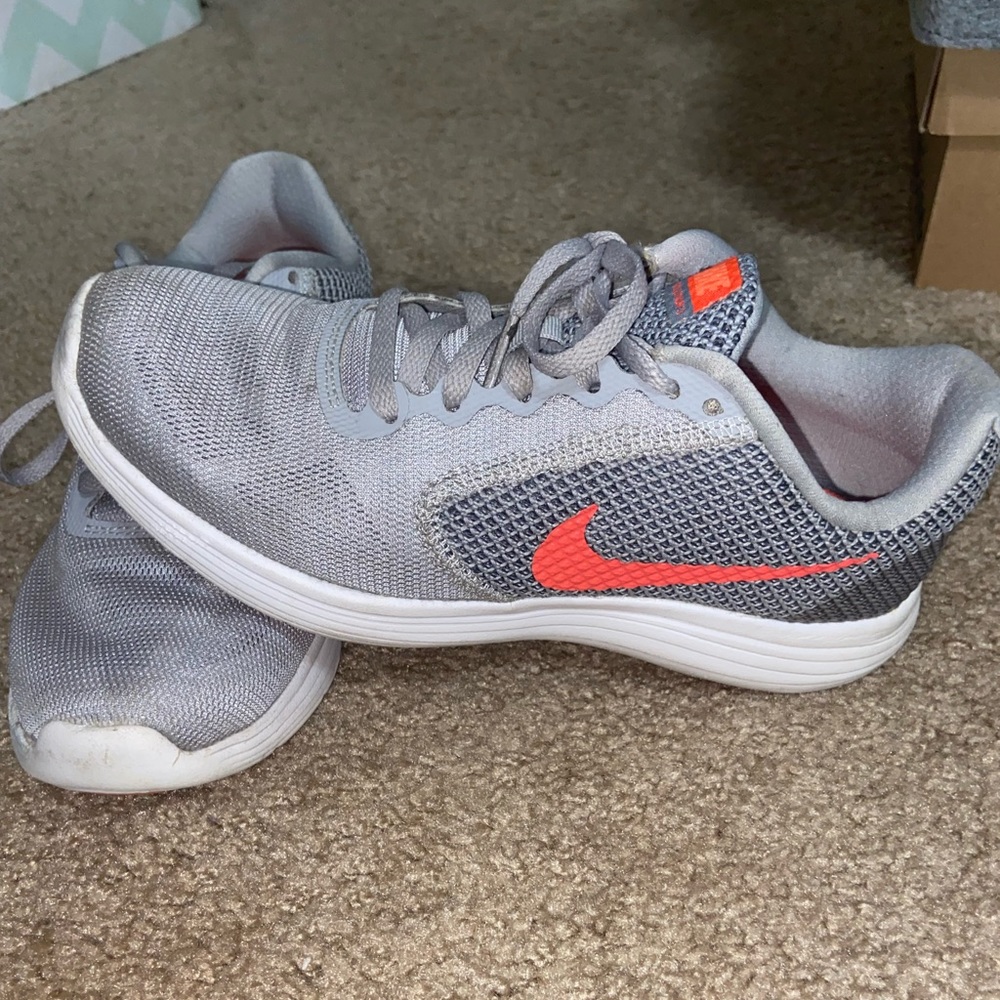 nike revolution 3 grey orange